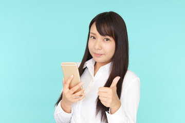 スマートフォンを持つ女性