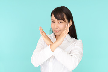 禁止の意思表示をする女性