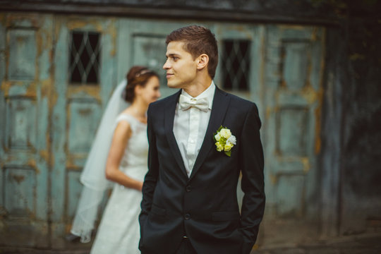 Picture of groom's profile while he poses in black tuxedo