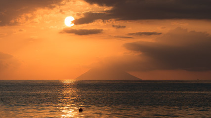 tramonto sullo Stromboli da Capo Vaticano