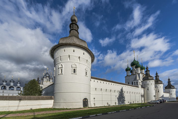Fototapeta na wymiar The towers and walls of the Rostov Kremlin.