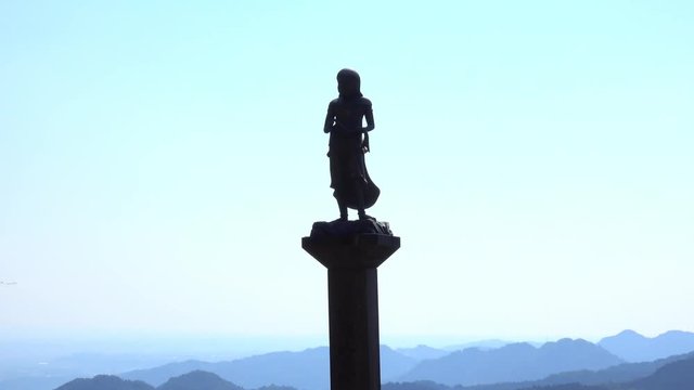 4K・銅像と山々_3-706