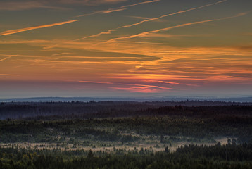 Sonnenaufgang über dem Schwarzwald im Herbst bei Frühnebel.
