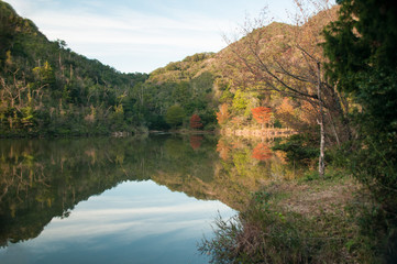 兵庫県加西市・湖面に映える紅葉