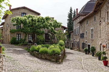 Ruelle de Pérouges (01) © Bernard 63