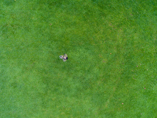 Mann lenkt Drohne mit Fernsteuerung und schaut nach oben