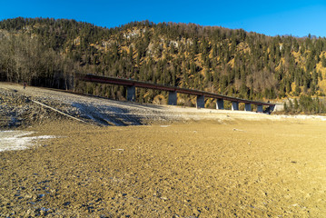 Brücke über den abgelassenen Sylvensteinspeicher