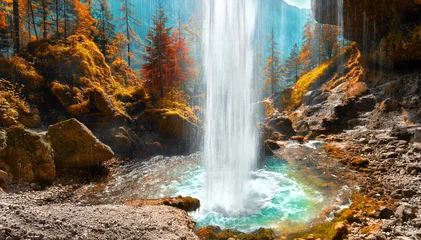 Abwaschbare Fototapete Herbst Wasserfall im Herbst in Slowenien