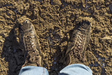 Verdreckte Stiefel nach einer Winterwanderung