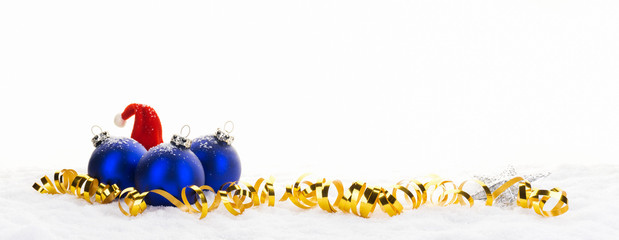 Blaue Weihnachtskugeln, Weihnachtsmütze und goldenes Schleifenband im Schnee, Panorama