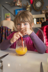 jolie jeune fille buvant un jus de fruit