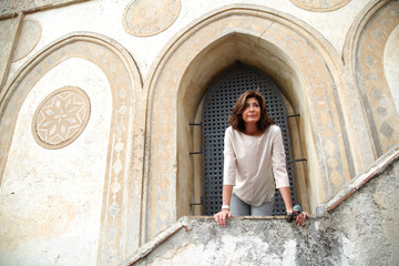Fototapeta na wymiar Donna visita una chiesa antica a Palermo, Monreale