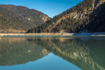 Idyllische Ruhe am glasklaren Sylvensteinsee