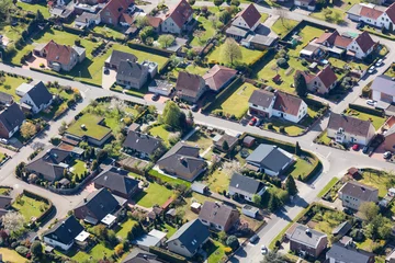 Foto auf Acrylglas Luftbild Siedlung mit Häusern in einer Kleinstadt