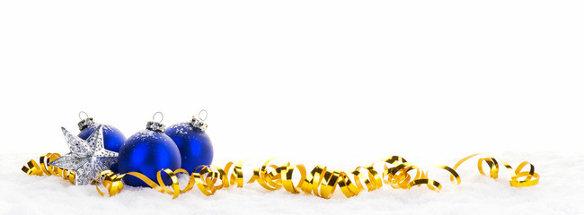 Blaue Weihnachtskugeln, Weihnachtsstern  und goldenes Schleifenband im Schnee, Panorama