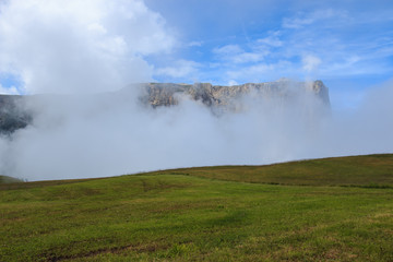 Fototapeta na wymiar Sciliar tra le nubi