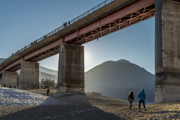 Menschen besuchen den abgelassenen Sylvenstein-Speichersee in Oberbayern