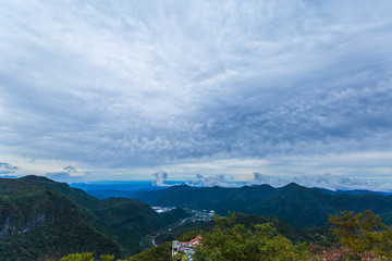 Fototapeta na wymiar 雲と山の風景