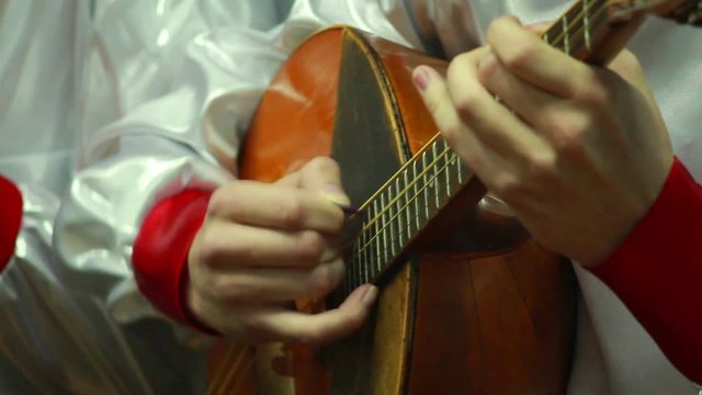 Playing the lute