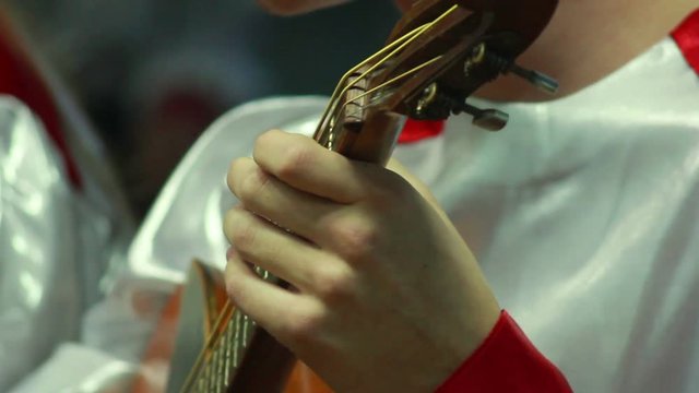 Playing the lute