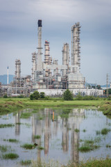 Obraz premium Oil Refinery factory Petroleum in sunset at twilight