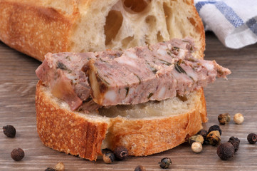 Tartine de pâté de campagne et un mélange de baies
