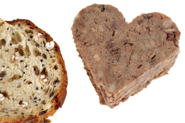 Morceau de pâté de campagne en forme de cœur avec une tranche de pain