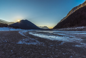 Sonnenuntergang &uuml;ber dem winterlichen Sylvensteinspeicher