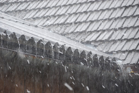 Regen rinnt das Dach hinunter