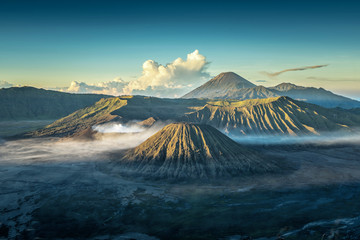 Fototapeta premium Bromo wulkan przy wschodem słońca, Tengger Semeru park narodowy, Wschodni Jawa, Indonezja
