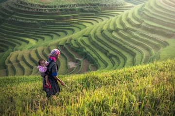 Photo sur Plexiglas Mu Cang Chai Mère et enfant Hmong, travaillant dans des rizières en terrasses, Mu cang chai, Vietnam