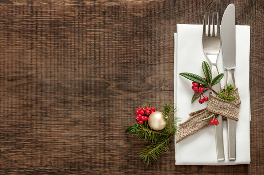 Besteck auf weißer Serviette als Platzhalter für weihnachtliche Festtafel