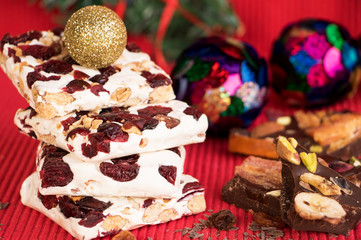 Schokoladenmischung mit Weihnachtsbaumkugeln 