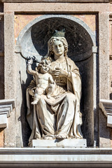 Fototapeta na wymiar Madonna and Jesus child