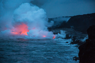 Fototapeta na wymiar Lava vom Kilauea trifft aufs Meer auf Hawaii