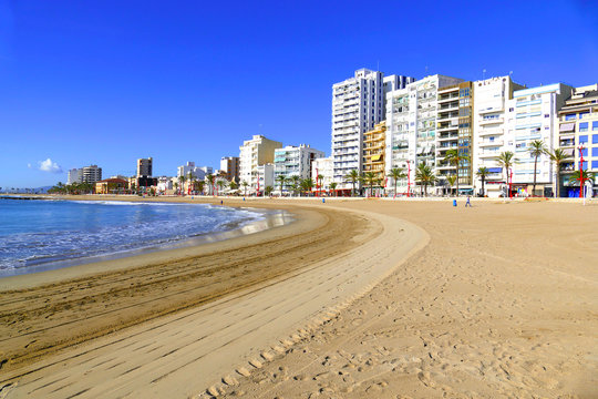 pueblo de Vinaros edificios y playa al lado del mar en castellon de la plana valencia espa&ntilde;a
