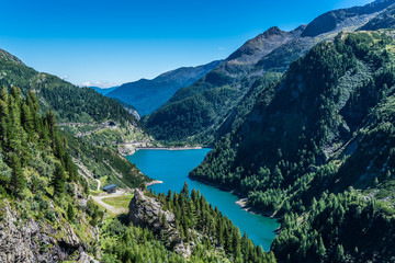 Fototapeta na wymiar Alpine Landschaft mit dem Speichersee Galgenbichl in Österreich bei Malta