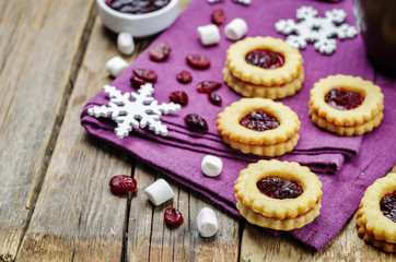 Obraz na płótnie Canvas Shortbread cookies with cranberry jam