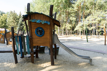 Spielplatz / Spielplatz mit Sandkasten und Möglichkeiten zum klettern