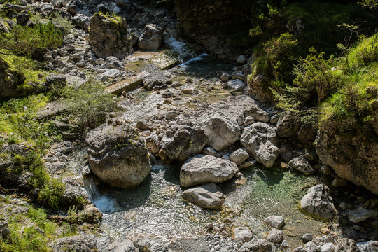 Gebirgsbach, Wildnis, Wanderweg im Tal Valle di Piero; Nationalpark Bellunesische Dolomiten 