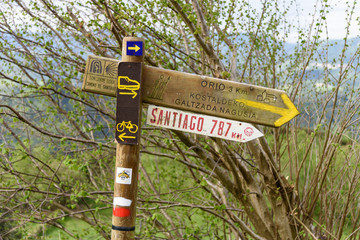 Wegweiser mit Aufschrift Santiago 787 Kilometer am Jakobsweg in Spanien