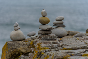 Fototapeta na wymiar Aufeinandergeschichtete Steine am Strand Nordküste Spanien