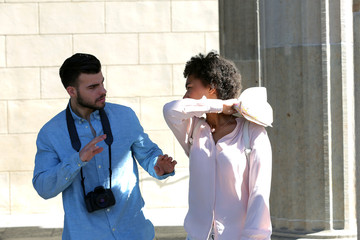 Junge Frau schlägt Freund mit Stadtplan © christopher-oliver