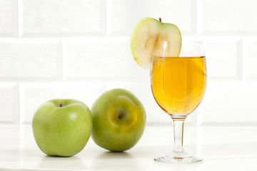 elmalar ve elma suyu