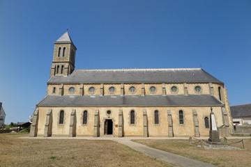 Fototapeta premium Die Kirche von Île-de-Sein mit den Menhiren 
