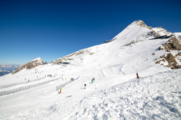 Fototapeta na wymiar Kitzsteinhorn - Kaprun ski area during sunny wather in spring season 2016