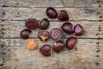 Obraz premium Fresh raw chestnuts