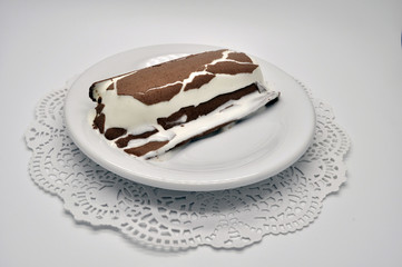 мороженное лакомка на белом блюдце