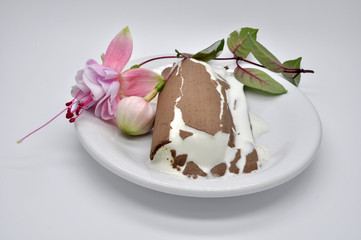 мороженное лакомка на белом блюдце