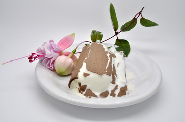 мороженное лакомка на белом блюдце